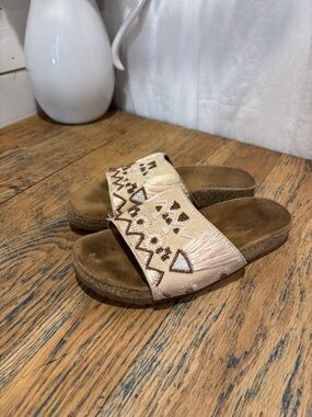 TORGIES Beige Embroidered Slide Sandals Size 7.5